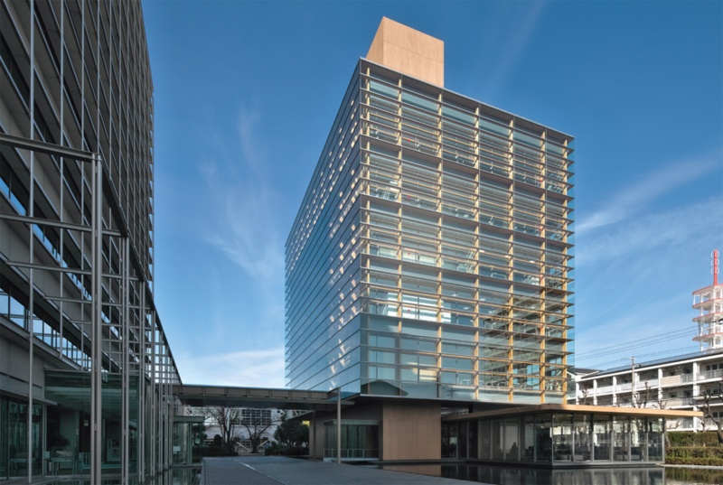 Q 建物を包む全面ガラス越しに見える木の格子 この都市木造のビルは何の施設 日経クロステック Xtech Q 建物を包む全面ガラス越しに見える木の格子 この都市木造のビルは何の施設 日経クロステック Xtech