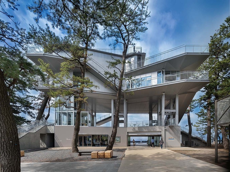 Q．伊豆の景勝地に立つ全国初の複合施設、「観光」と何の機能を融合した？