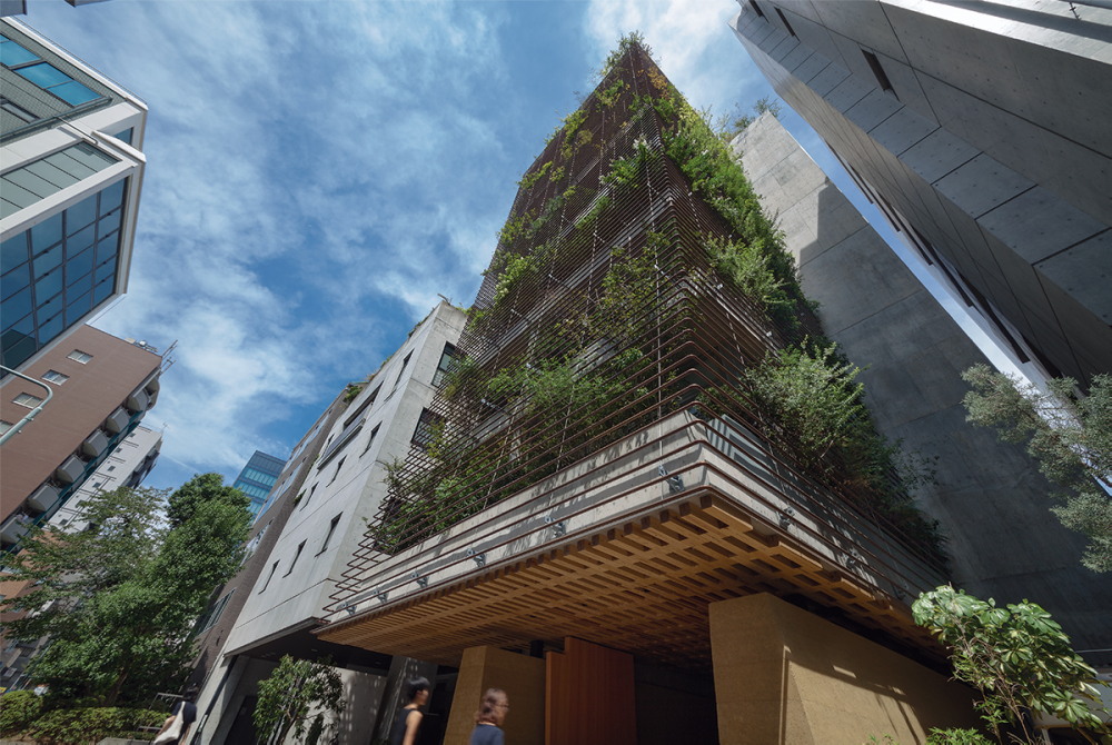 Q．木がもじゃもじゃ茂るこのビルの正体は？ | 日経クロステック（xTECH）