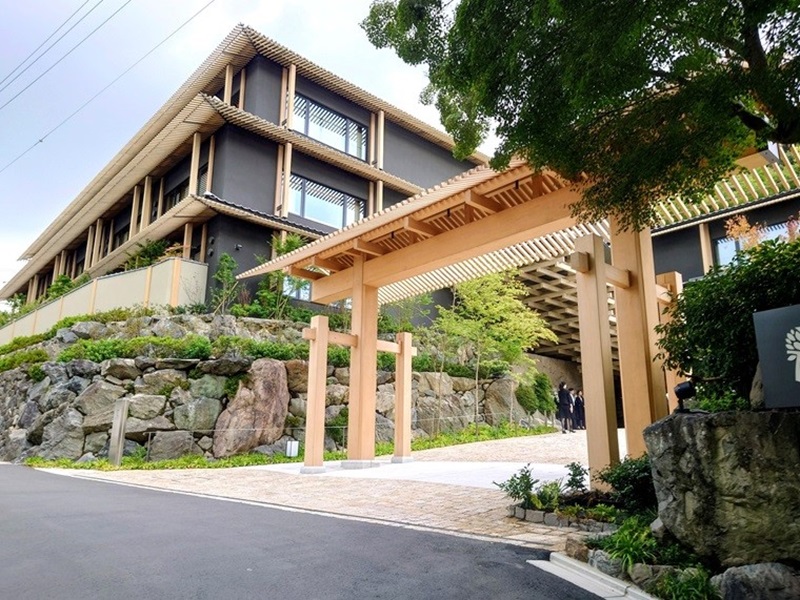 Q．隈研吾氏監修の京都の外資系ホテル、敷地にある意外な施設は何？