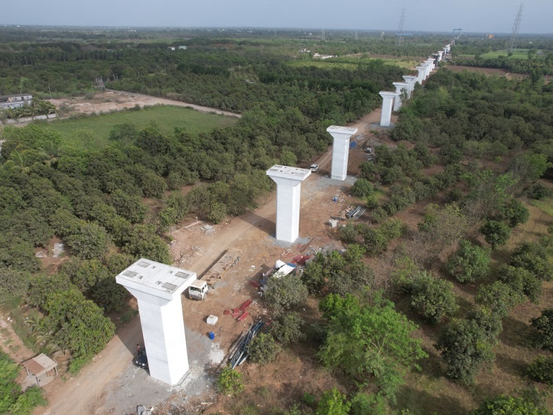 1位は「インド高速鉄道、日本の設計者が着工後の設計変更を支援」