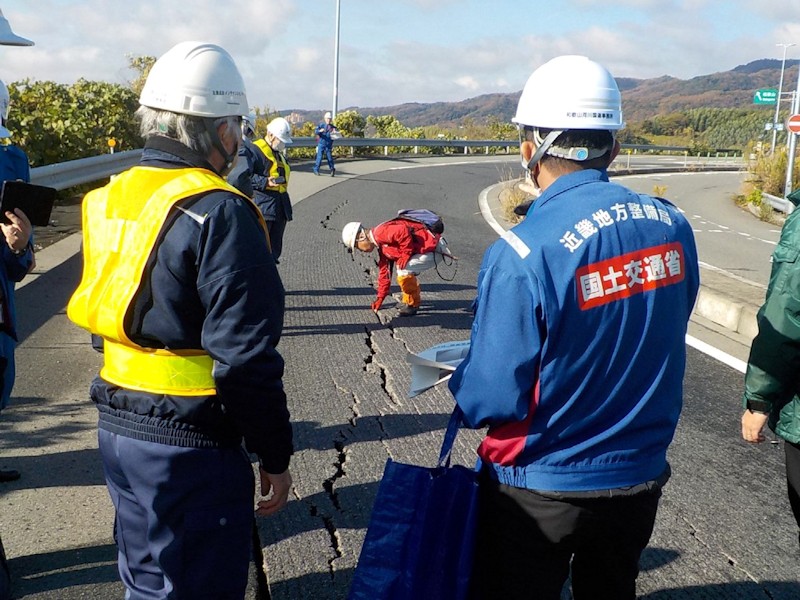 1位は「京奈和道・紀の川ICで突然の路面変状、通行止め解除のめど立たず」