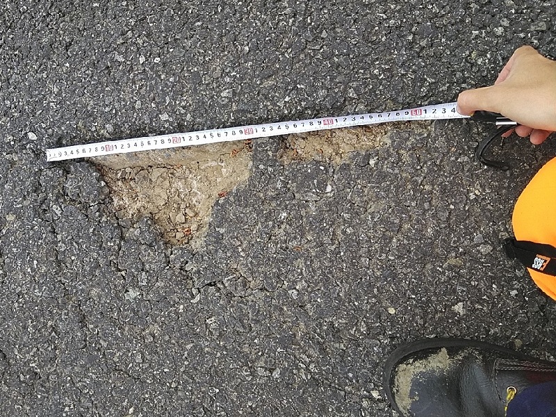 1位は「打ち換えた舗装に1年で穴、中央道SAで厚さ不足露見」