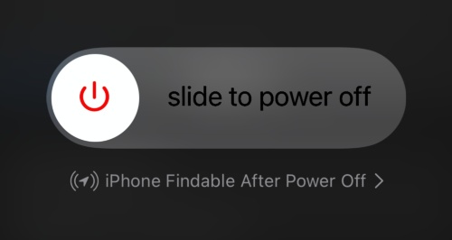 iOS 15のシャットダウン画面例。「iPhone Findable After Power Off（電源オフのあともiPhoneの所在地は確認可能）」と表示される