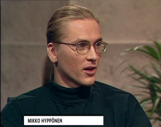 テレビの取材に応じるヒッポネン氏（1995年）