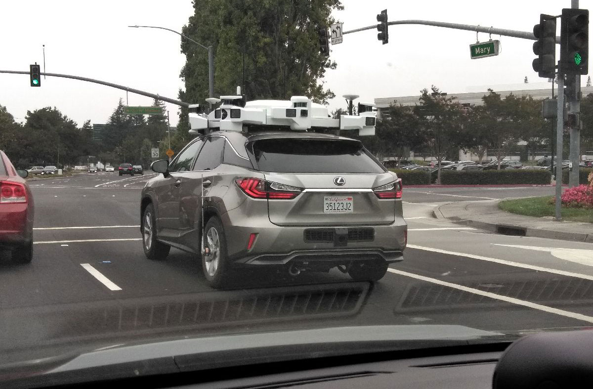 筆者がシリコンバレーの道路で出くわしたアップルの自動運転車。やたらと多数のLiDAR（レーザーレーダー）を搭載している