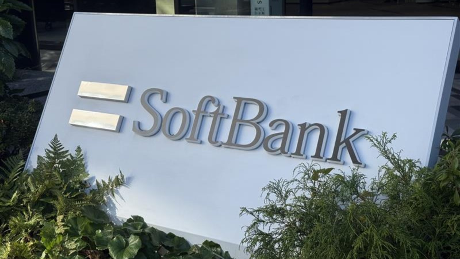 ソフトバンクが値上げでKDDIに追随、苦境のドコモと楽天モバイルはどうする