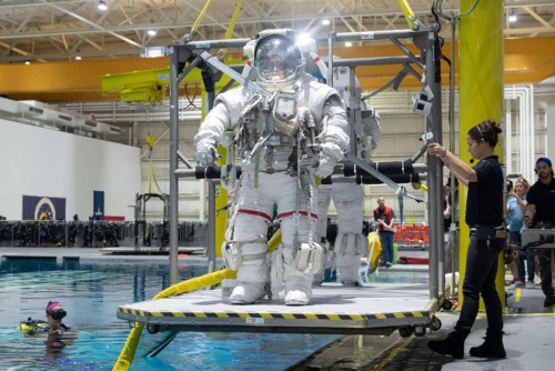 船外活動（Extravehicular Activity: EVA）訓練での星出彰彦宇宙飛行士 / NASAジョンソン宇宙センター（JSC） 無重量環境訓練施設（NBL） / 撮影日：2019年7月12日（日本時間）