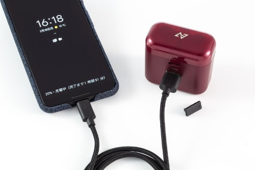 背面に充電用のmicro USBと給電用のUSB（Type-A）ポートを備え、モバイルバッテリーとして利用できる