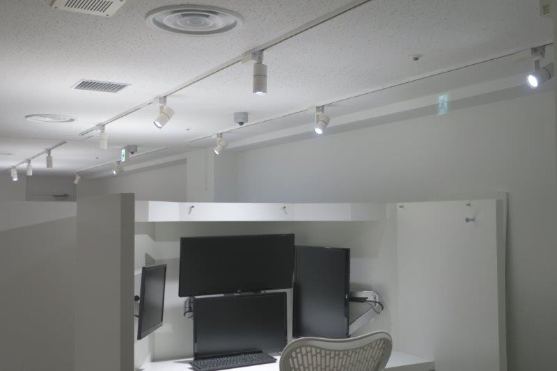 机上部の板は取り外せ、部屋の照明はレールで位置を調整できる 