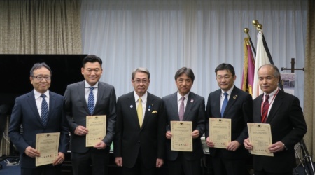 2019年4月10日の交付式では、石田真敏総務大臣（左から3人目）がNTTドコモ、KDDI、沖縄セルラー電話、ソフトバンク、楽天モバイルの経営トップに認定書を交付した