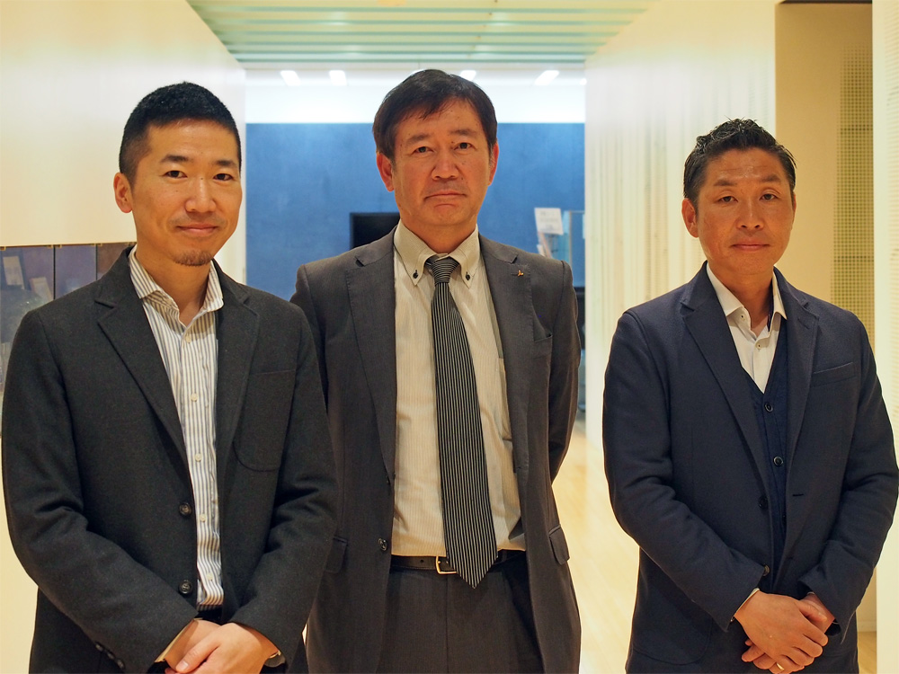 アシスト仮想化事業推進室の高木季一室長（中央）、同営業部の青木裕明主査（左）、東日本技術本部システム基盤技術統括部技術3部の伊藤雄介部長