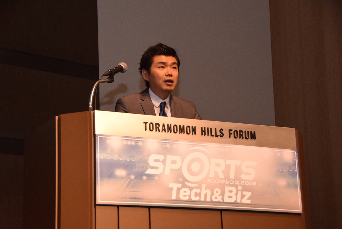 ミクシィ代表取締役社長執行役員の木村弘毅氏。電気設備会社、携帯コンテンツ会社等を経て、2008年株式会社ミクシィに入社。ゲーム事業部にて「サンシャイン牧場」など多くのコミュニケーションゲームの運用コンサルティングを担当。その後モンスターストライクプロジェクトを立ち上げる。2014年11月、執行役員就任。2015年6月、取締役就任。2018年4月、執行役員スポーツ領域担当就任。（現任）同年6月、代表取締役就任