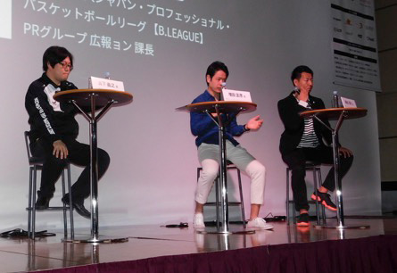 左から新日本プロレスの真下義之氏、Bリーグの増田匡彦氏と新出浩行氏