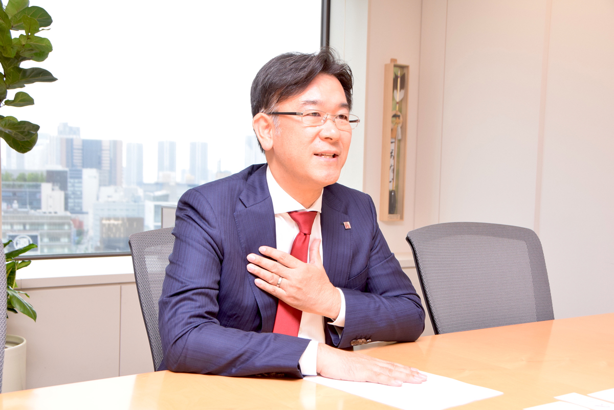 いちご株式会社代表執行役社長の長谷川拓磨氏。フジタを経て2002年にアセット・マネジャーズ（現・いちご）に入社。ファンド事業、開発事業全般に従事し、不動産部門全体の責任者を歴任。2011年1月より、いちご地所を立ち上げ、マーケットにおいて、活況な中小規模不動産を活用した新規ビジネスを主として取り組む。また、これまでの開発経験を活かし、底地を活用したビジネスも展開。2015年5月にいちごの代表執行役社長に就任