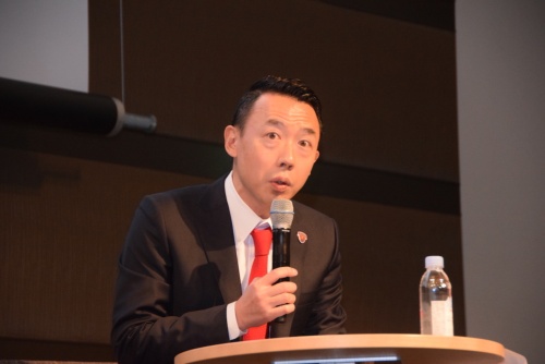 琉球アスティーダスポーツクラブ代表取締役の早川周作氏。大学受験直前に父親が蒸発。新聞配達を経て明治大学に進学。在学中から学生起業家として多くの会社の経営に参画。元首相の秘書として勉強し、28歳で衆議院選挙に出馬。その後日本最大級の経営者交流会を主催。現在はTリーグに参戦している「琉球アスティーダ」を運営する琉球アスティーダスポーツクラブの経営に携わる