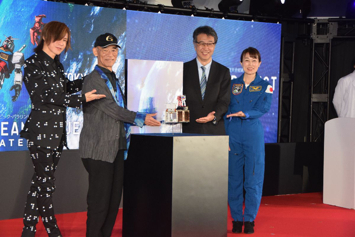 G-SATELLITEの発表会の様子。宇宙飛行士の山崎直子氏（一番右）や超小型人工衛星を開発した東京大学の中須賀真一教授（右から2番目）、「機動戦士ガンダム」の富野由悠季監督（左から2番目）、ロックバンドLUNA SEA、X JAPANのメンバーのSUGIZO氏（一番左）も登壇した
