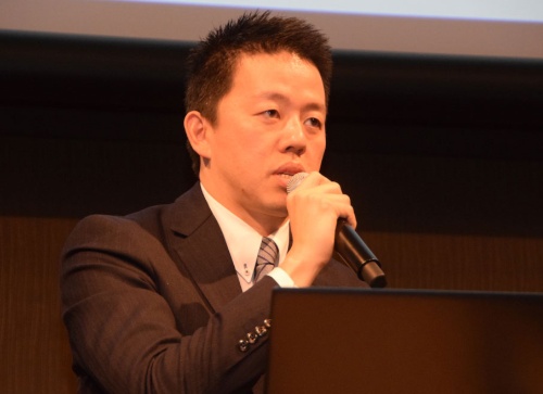 ジャパネットホールディングス代表取締役社長 兼 CEO 高田旭人氏。1979年長崎県生まれ。東京大学卒業後、証券会社を経て、ジャパネットたかた入社。バイヤー部門、コールセンター部門、物流部門の責任者を経て、2010年にはコールセンター部門を強化するためジャパネットコミュニケーションズ設立時の代表取締役社長となる。2012年ジャパネットたかた取締役副社長を経て、2015年1月、ジャパネットホールディングス代表取締役社長に就任、現在に至る