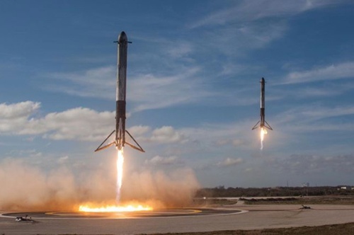 スペースX社の大型ロケット「ファルコン・ヘビー」の打ち上げでは、分離されたブースター2本がほぼ同時に、射点近くの着陸場に逆噴射で着陸して回収される。（出所：SpaceX）