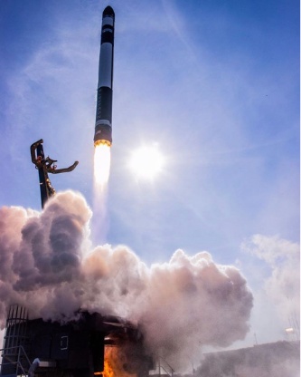 小型衛星打ち上げ用ロケットで世界の先頭を走る米ロケットラブ社の「エレクトロン」ロケットの打ち上げ（出所：Rocket Lab）