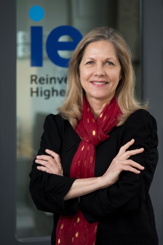 Martha Thorne(マーサ・ソーン)氏。米ニューヨーク州立大学バッファロー校卒業後、ペンシルベニア大学で都市計画学修士号を取得。英ロンドン・スクール・オブ・エコノミクスでも学ぶ。シカゴ美術館で建築部門のアソシエイトキュレーターとして展覧会の企画や出版物の発行、資料の収集・保管・展示に関する研究に従事後、2009年よりスペインのIE建築・デザインスクールに参加、15年より同学部長。05年よりプリツカー建築賞エグゼクティブディレクター(写真:IE School of Architecture and Design)