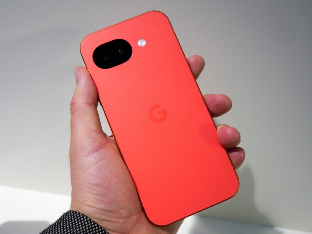 グーグルの低価格モデルスマホの最新機種「Pixel 10a」。完全にフラットな背面が特徴の1つである