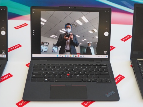 2022年4月12日に発表された「ThinkPad」シリーズ新機種は、全機種がモバイル通信機能を内蔵可能。中でも写真の「ThinkPad X13s Gen 1」は、5Gのミリ波にも対応するという（筆者撮影）