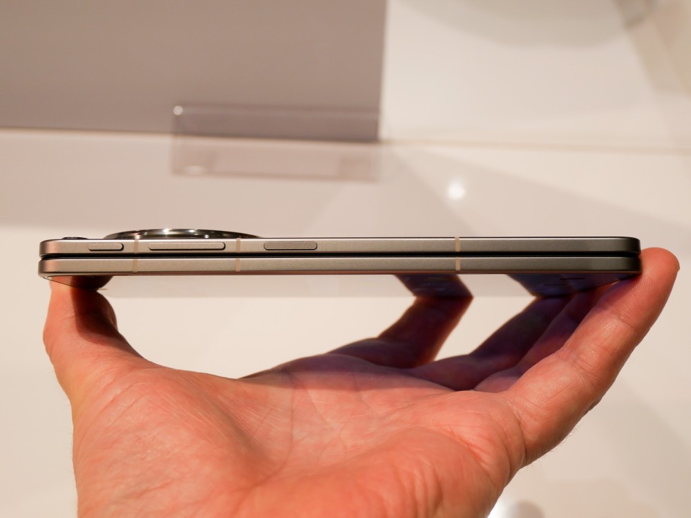 OPPOが折り畳みスマホを日本初投入 限りなく折り目ゼロ、価格は30万円