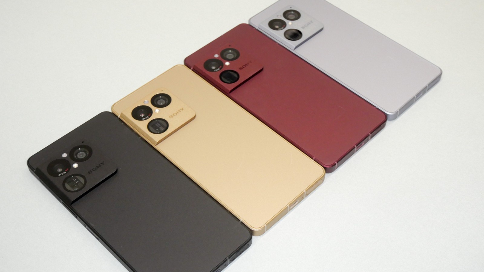 デザイン一新の「Xperia 1 VIII」、カメラの配置を変えた理由とメリット