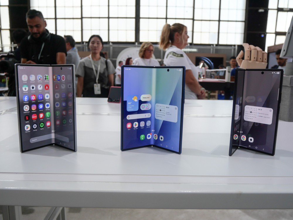 折り畳みスマホ「Galaxy Z Fold7」はSペンより薄さを選んだ、背景に