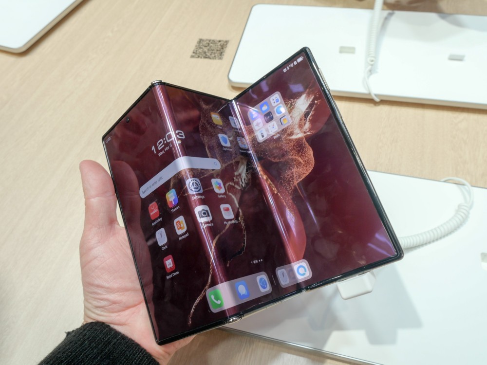 折り畳みスマホ「Galaxy Z Fold7」はSペンより薄さを選んだ、背景に