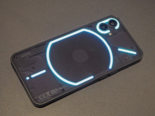 Nothing Phone（1）の背面は透明で部品が一部見えるデザインであるのに加え、「Glyph Interface」で光によって着信などを知らせてくれる。写真は「Nothing Phone（1） プレブリーフィング」より（筆者撮影）