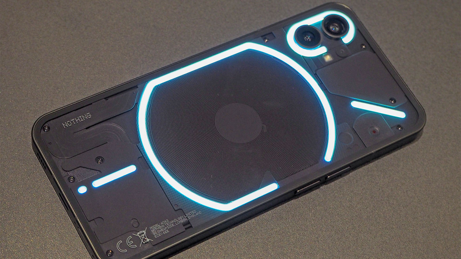 なぜNothingの「CMF Phone 1」はドコモとKDDIのプラチナバンドに対応