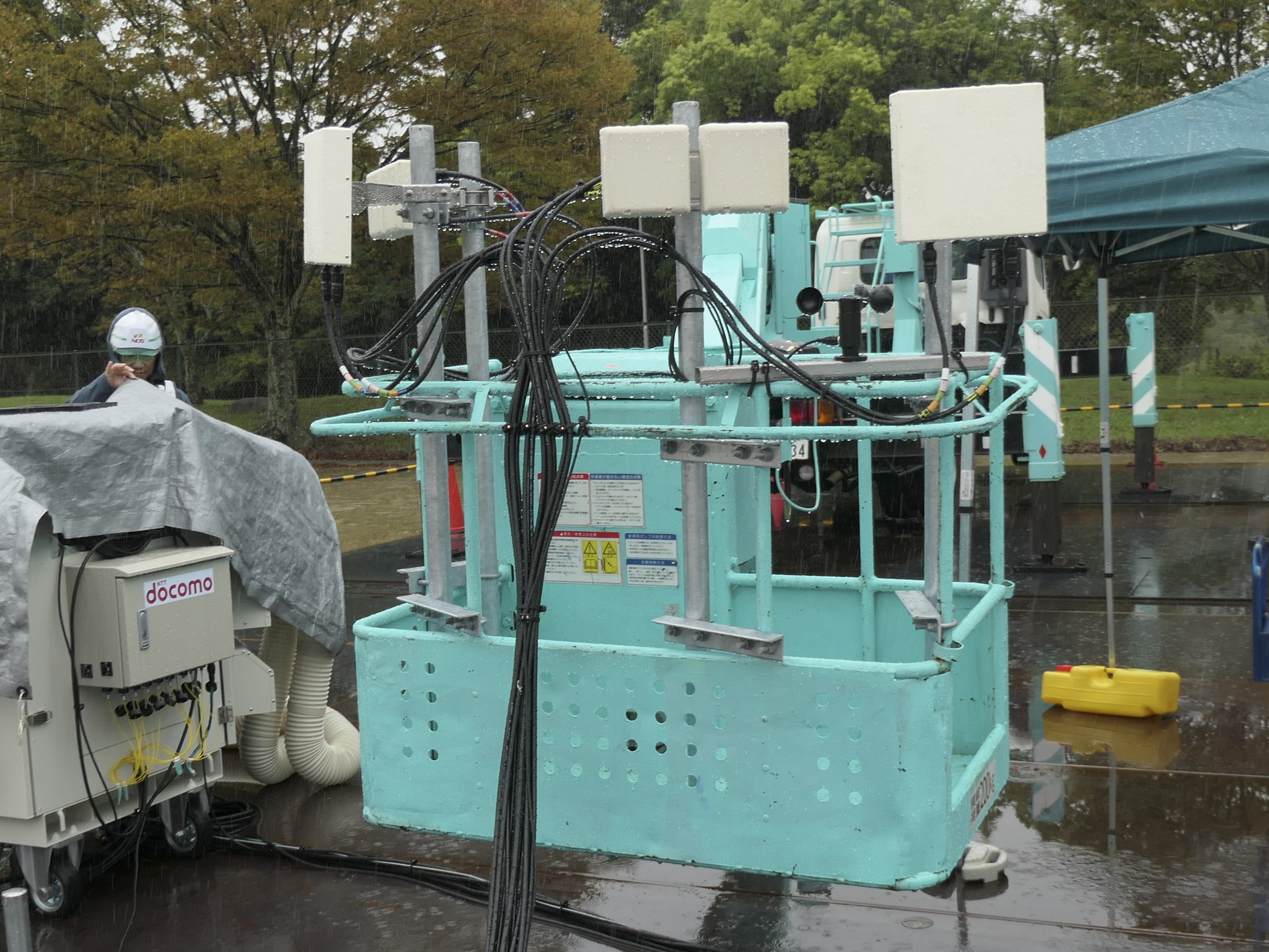 高所作業車でアンテナを25mの高さに、NTTドコモがアジア大会で通信対策