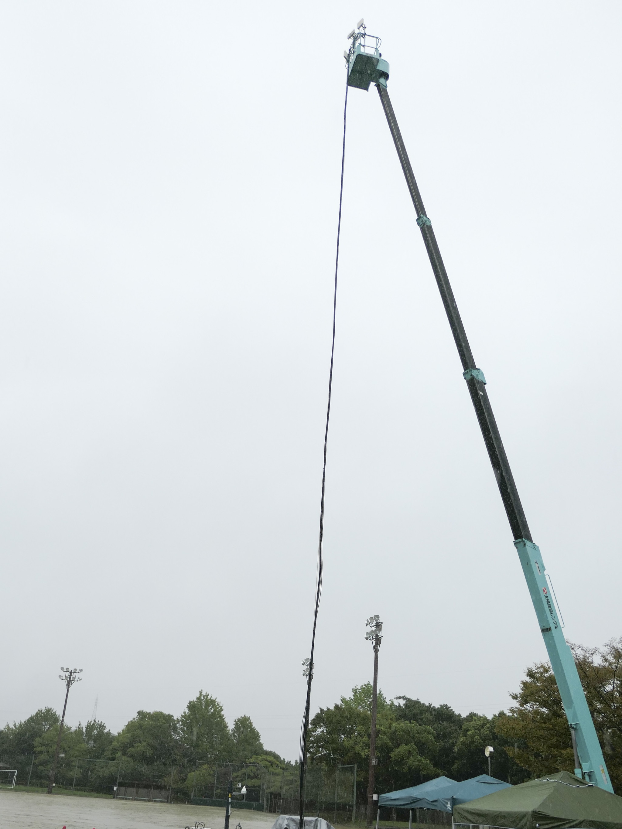 高所作業車でアンテナを25mの高さに、NTTドコモがアジア大会で通信対策