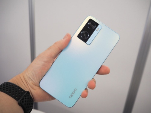 オッポが日本市場に新たに投入したスマートフォン「OPPO A77」。5G非対応ながらバッテリーやストレージなど基本性能の充実を図り、2万円台の低価格を実現したモデルだ（筆者撮影）