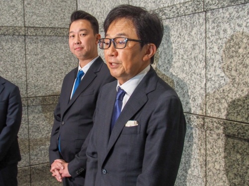 免許獲得後の囲み取材に応じる、楽天モバイルの鈴木和洋共同CEO(手前)と矢澤俊介社長(奥)。表情は硬く喜びの声を聞くこともなかった。写真は2023年10月23日、総務省にて撮影