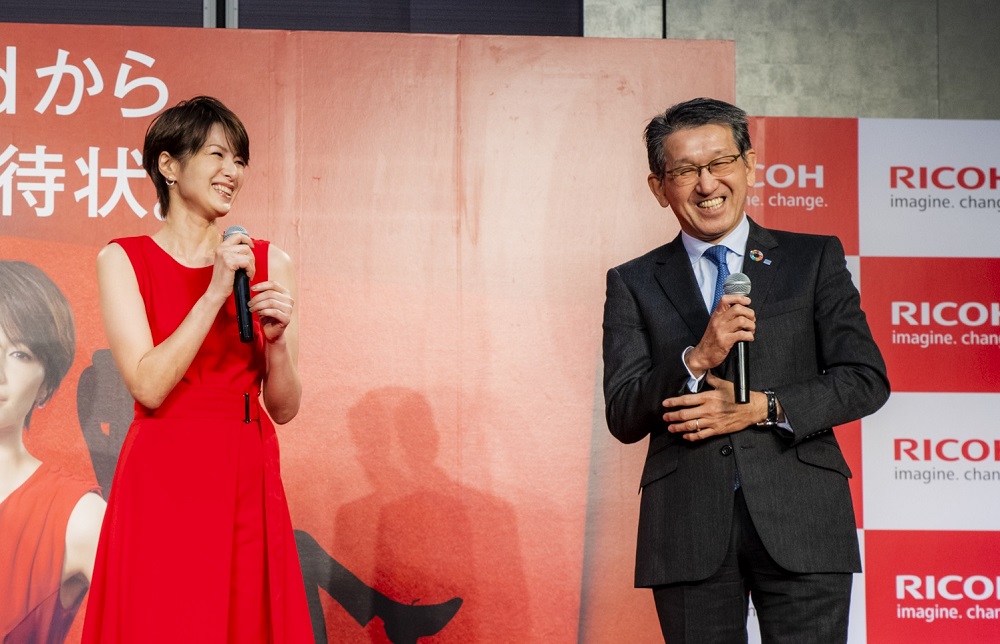 新型複合機を発表するリコーの山下良則社長（右）と女優の吉瀬美智子さん