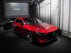 ハッチバック(左)とセダン(撮影:日経Automotive)