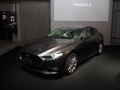 ハッチバック(左)とセダン(撮影:日経Automotive)