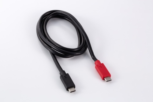 USB Type-Cケーブルを選ぶときは、eMarkerの有無に注目する。USB 3.1以上対応をうたうケーブルは規格で義務付けられており搭載している。写真はeMarkerチップを搭載した「UPD-210/BK」（ミヨシ）。実勢価格は税別1240円