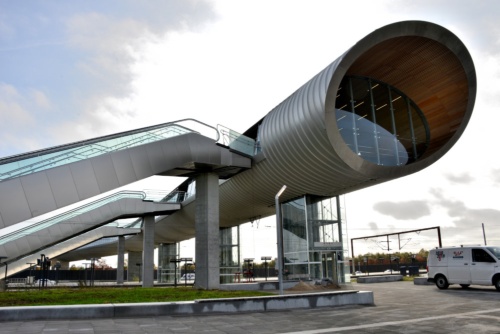 デンマークのケーエ市北部でオープンした「ケーエ北駅」外観。7本のコンクリート橋脚が約1000トンの歩道橋を支える（写真：武藤 聖一）