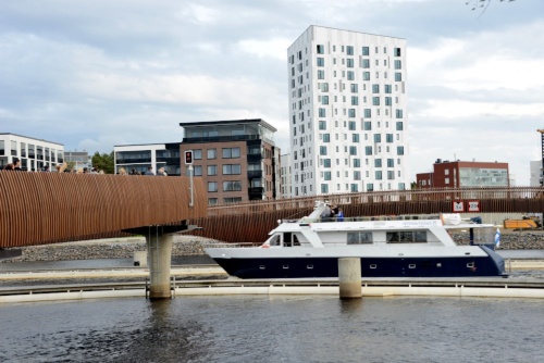 フィンランド南東部にあるヨエンスーという街で2019年8月、14階建ての木造高層アパートが完成した。手前を流れるのはピリエス川。建物の名称は「Lighthouse(ライトハウス)」だ(写真:武藤 聖一)