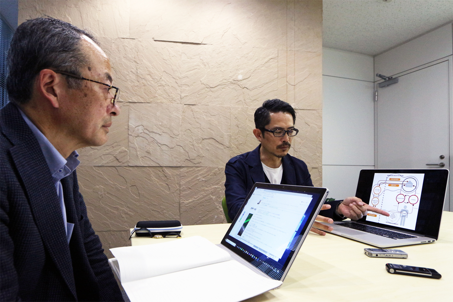 京都大学大学院情報学研究科教授の西田豊明氏（左）と、noizパートナー、gluon共同主宰の豊田啓介氏（右）。両氏のプロフィルは最終ページを参照（写真：日経 xTECH）