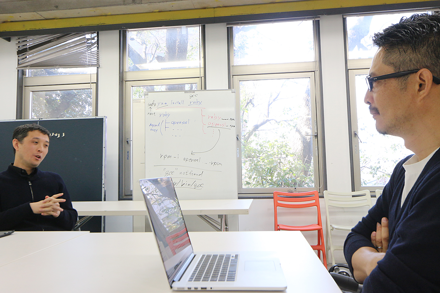 左は、2019年に東京大学先端科学技術研究センター特任准教授に就任した吉村有司氏。右は、20年7月に東京大学生産技術研究所客員教授に就任した建築家の豊田啓介氏。対談収録は20年3月に実施した。両氏のプロフィルは最終ページを参照（写真：日経クロステック）