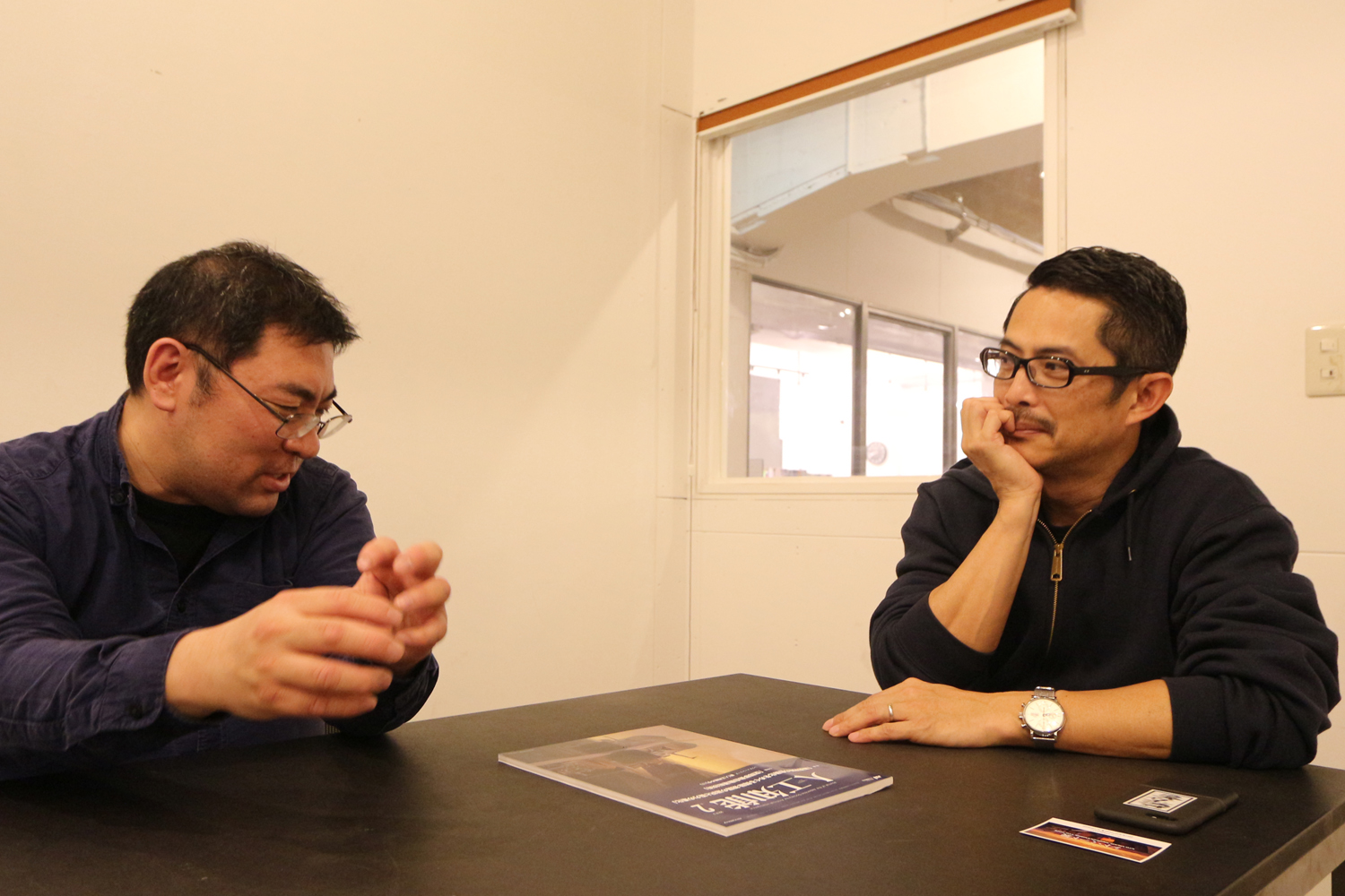 ゲームAI開発者の三宅陽一郎氏（左）と、noiz共同主宰、gluon共同主宰で建築家の豊田啓介氏（右）。両氏のプロフィルは最終ページを参照（写真：日経 xTECH）