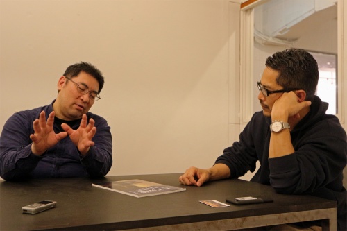 ゲームAI開発者の三宅陽一郎氏（左）と、noiz共同主宰、gluon共同主宰で建築家の豊田啓介氏（右）。両氏のプロフィルは最終ページを参照（写真：日経 xTECH）