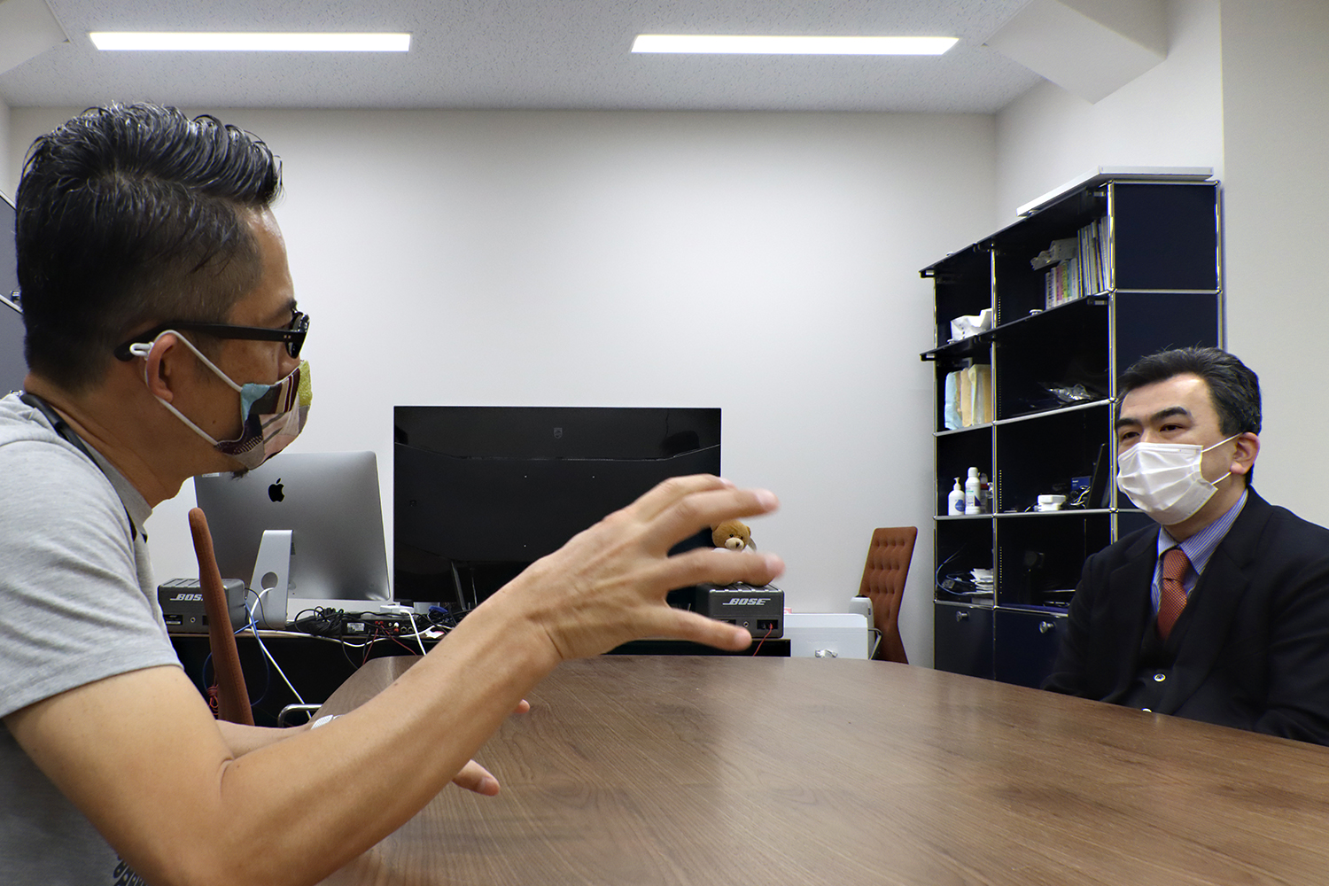 日本の都市開発分野におけるデータ連携の「現実」を聞き出そうとする豊田氏と、応じる越塚氏（写真：日経クロステック）