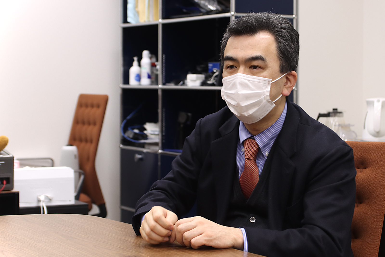 越塚氏は、IT分野におけるビジネス構造変革の必要性を説く（写真：日経クロステック）