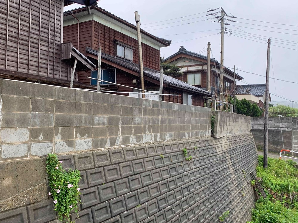 新潟県村上市府屋地区の様子。ブロック塀の損傷が確認できる。2019年6月19日に撮影（写真：横山芳春）